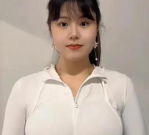 李月汝从首发调到替补，主要是球队战术调整和她自身状态起伏凑到了一块儿。飞翼队教练