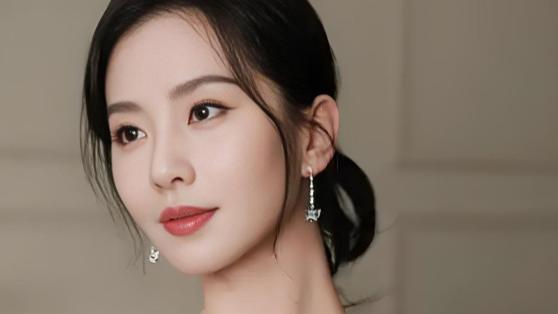 35岁刘诗诗同框34岁颖儿，仅1岁之差却一个似女神，一个似村姑