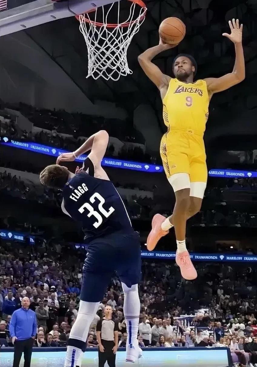 攻防一体，布朗尼爆砍14分带领湖人大胜鹈鹕！
在今天湖人与鹈鹕的NBA夏季联赛中
