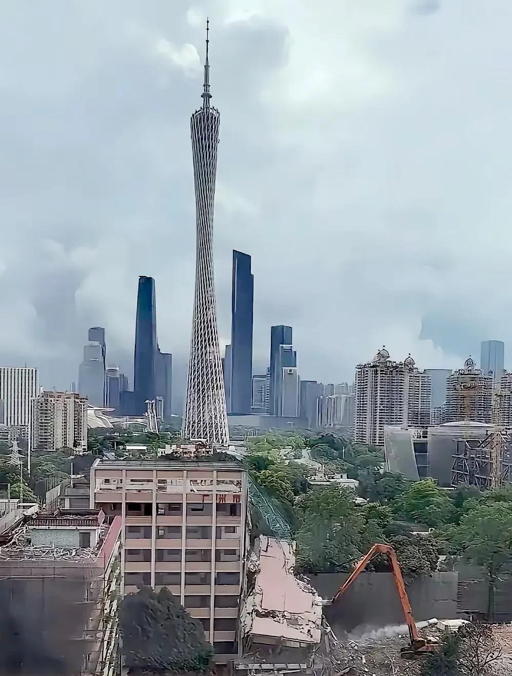 广州的中轴线工程在不断的推进。
拆拆建建也都是GDP，还能解决一部分就业，城市环