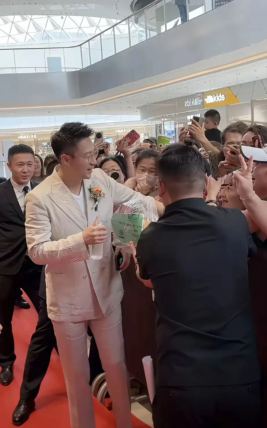 怎么做到所有衣服都带褶皱？

