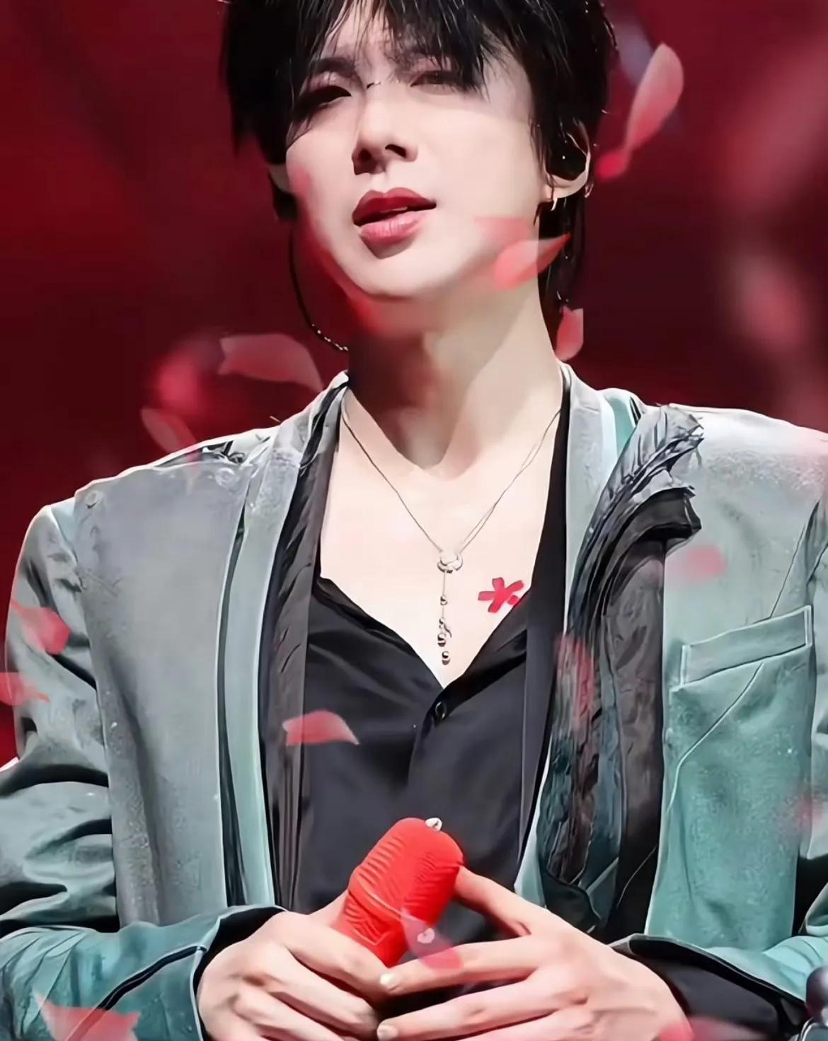 #送你一朵小红花 #刘宇宁给啥舞台咱端什么碗#
当刘宇宁的声音裹着月光落在舞台上