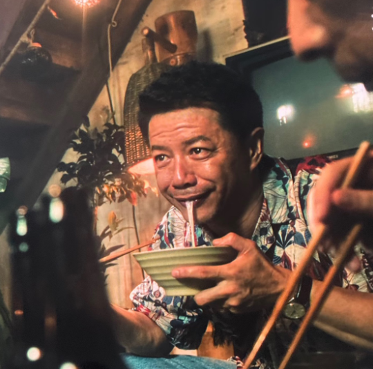  段奕宏这一段表演， 他这里并不是用力过猛，这里就是他在用他浮夸的表情掩盖内心的沉重！