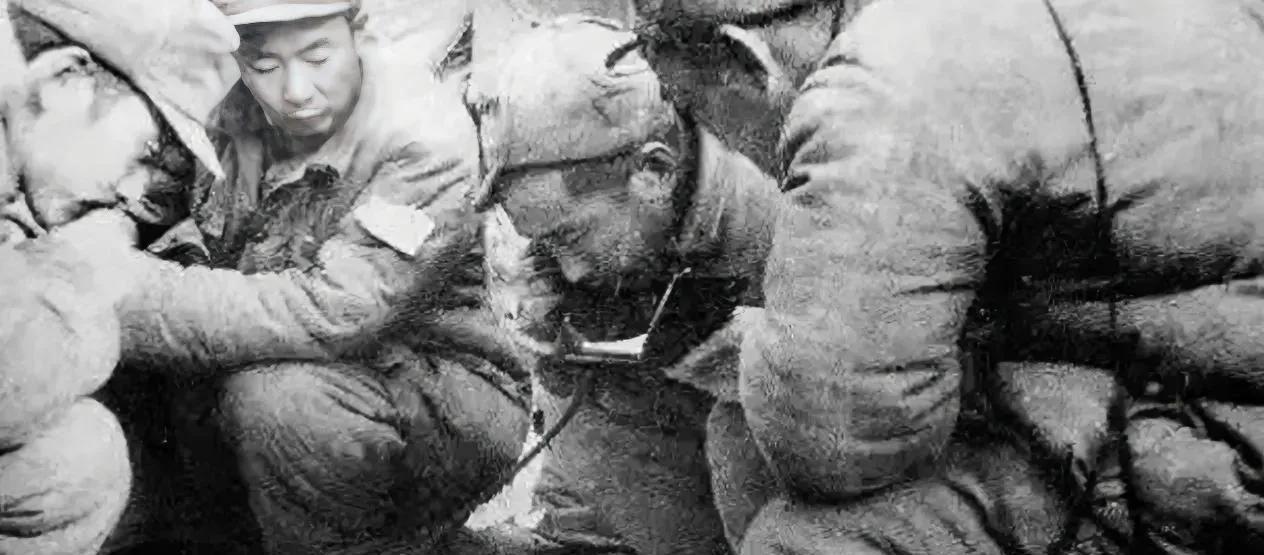 1938年，日军制造了高洪口大屠杀后，黄新廷想要报仇，但贺龙不许，并且还撂下一句