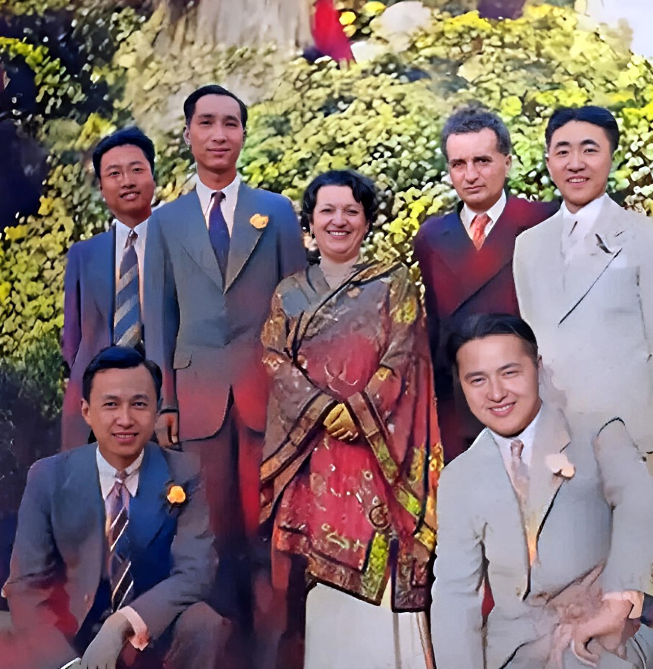 这是1938年，年轻帅气的钱学森与导师冯·卡门兄妹和其他留学美国的中国学子在一起