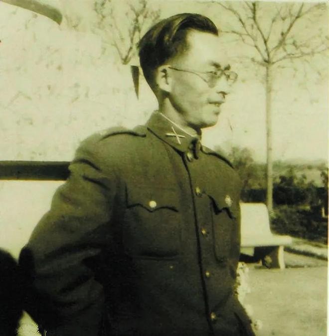 1949年，国军师长被俘，面对审问，他却提了一个奇怪的要求：＂能否帮我给党中央发