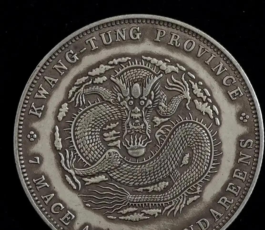 1986年，英国女王访华期间，向中方提出一个要求：希望可以近距离观赏一枚和英国渊