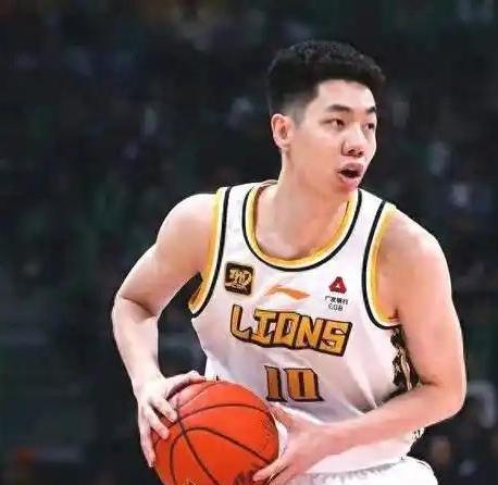 曝4换1交易方案！朱俊龙或加盟首钢，威少有望空降CBA？张镇麟转会费竟比赵睿贵一