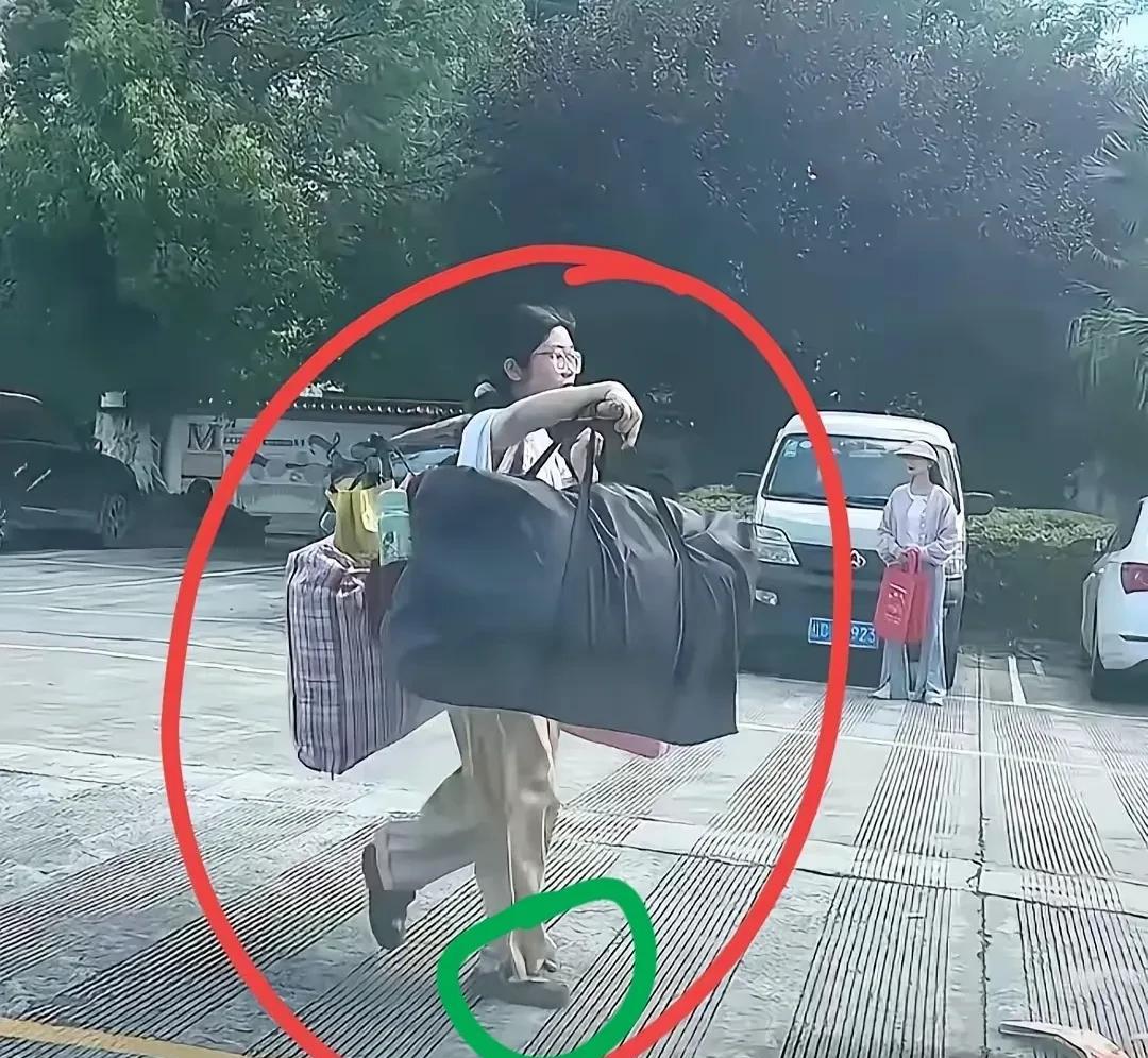 全网疯传最美高考照：小姑娘成了大力士！
一个戴着眼镜、弱不禁风的小女孩；
一个穿