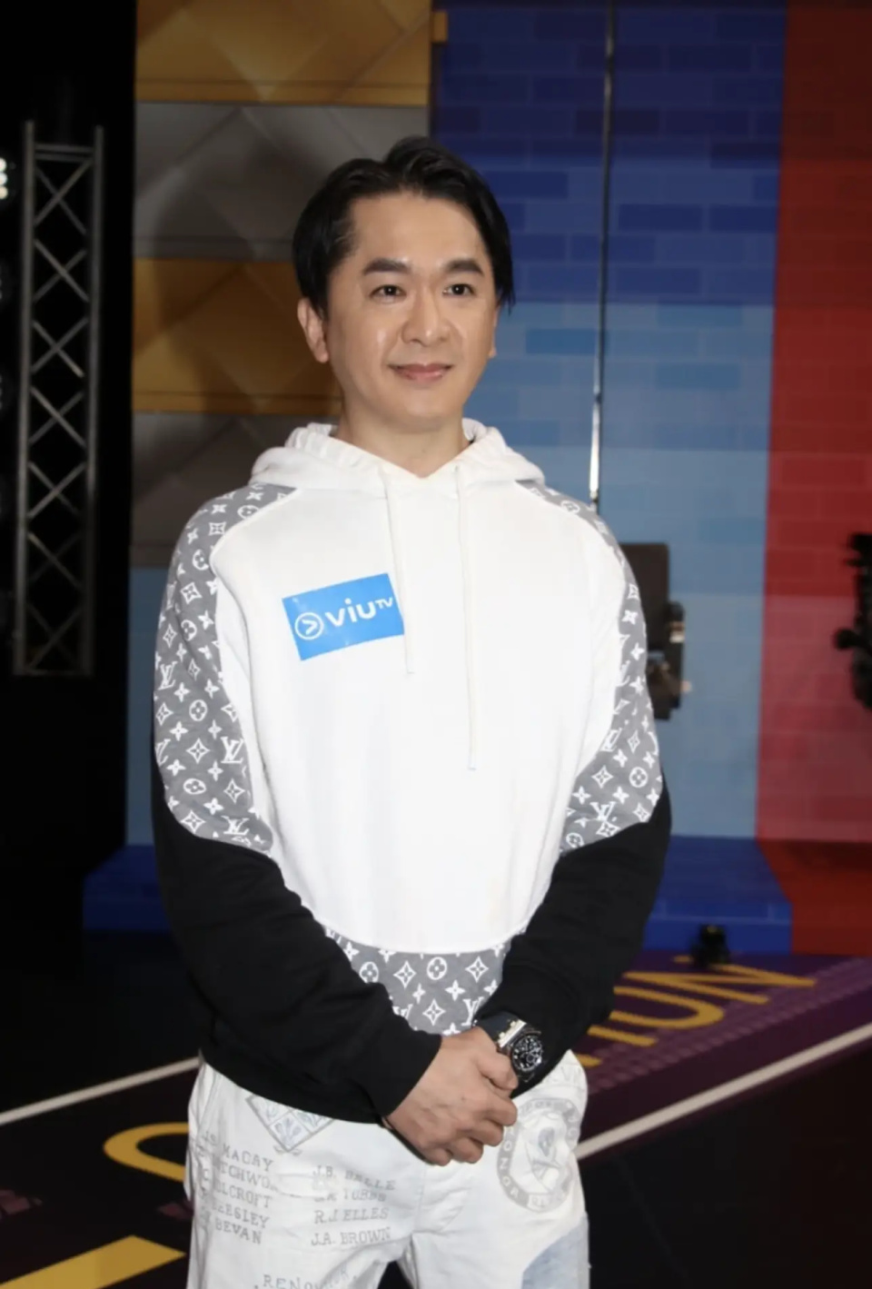 TVB前富贵男星邓兆尊如今过着半隐退的生活，作为含着金钥匙出生的富家子弟，他的生