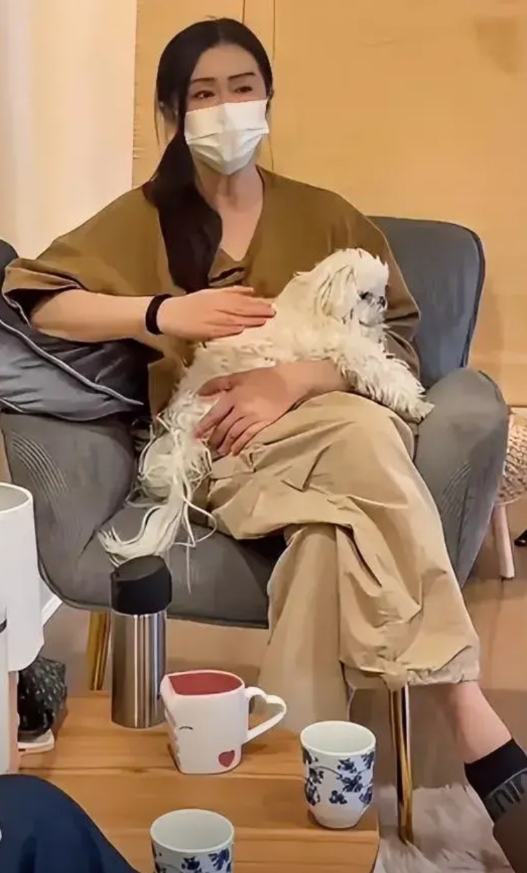 这是王祖贤的一张近照，大家仔细看一下，她身上有两个地方能够证明她过得很幸福。
