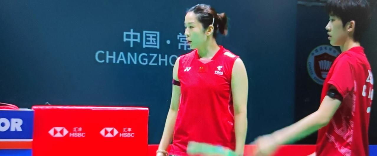 中国羽毛球公开赛女双半决赛，贾一凡/张殊贤对阵马来西亚名将陈康乐/蒂娜，贾一凡组