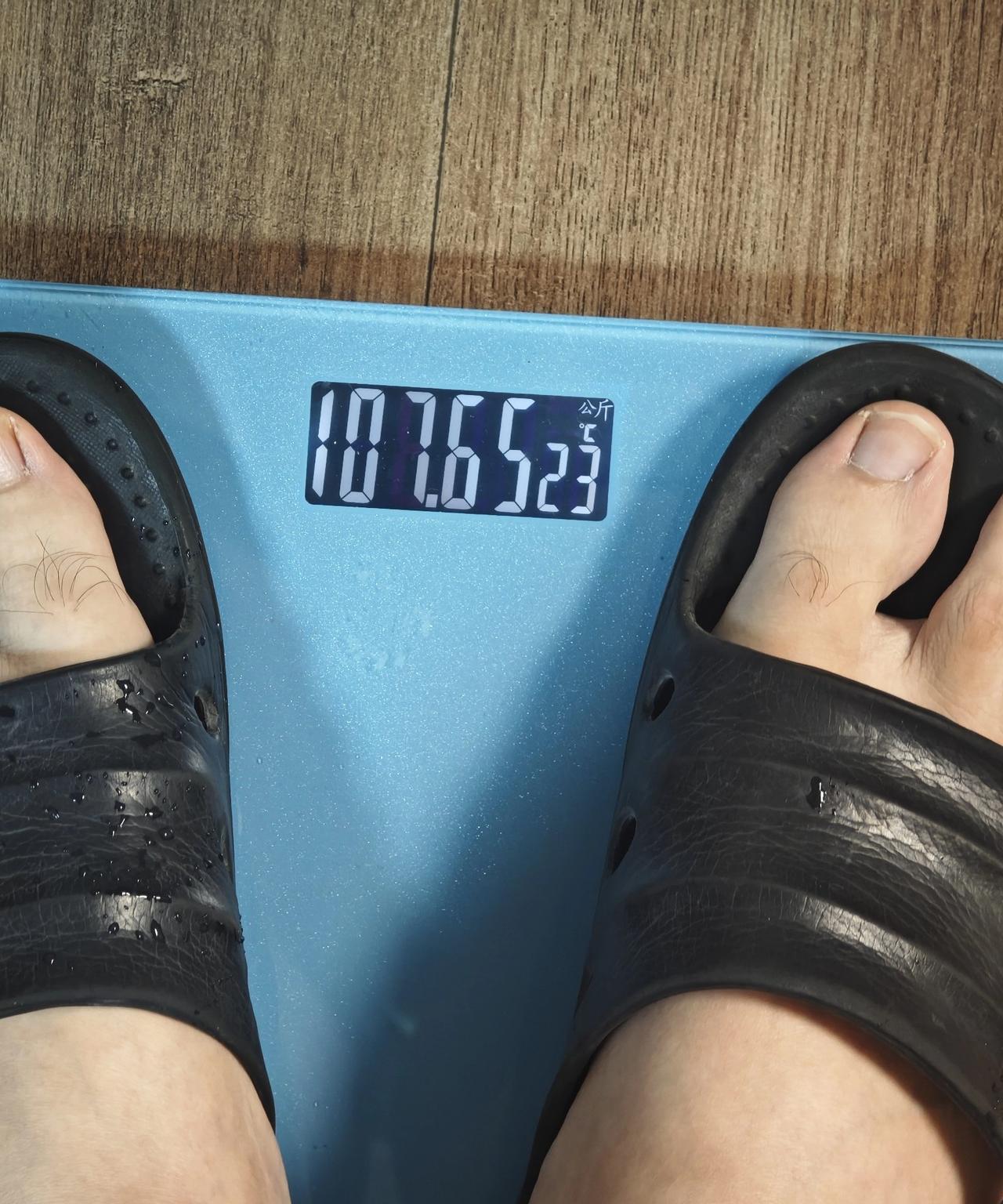 请大家恭喜我吧107.65kg，平台期两天已经过去了，24号25号连续两天卡在1