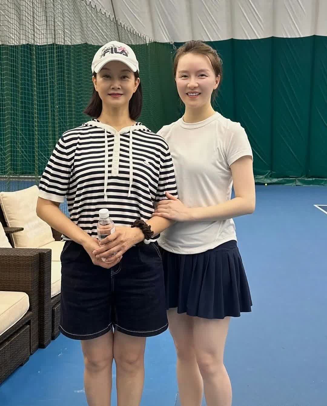 哇哦，这身体保养的也太好了吧！
59岁宋祖英在北京打羽毛球，她的身材好苗条，皮