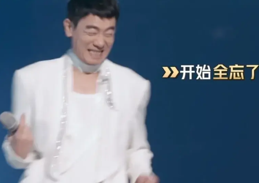 陈小春在彩排时，频繁忘词，导演十分失望的说：“哥哥们，你们也是来了两季三季的元老