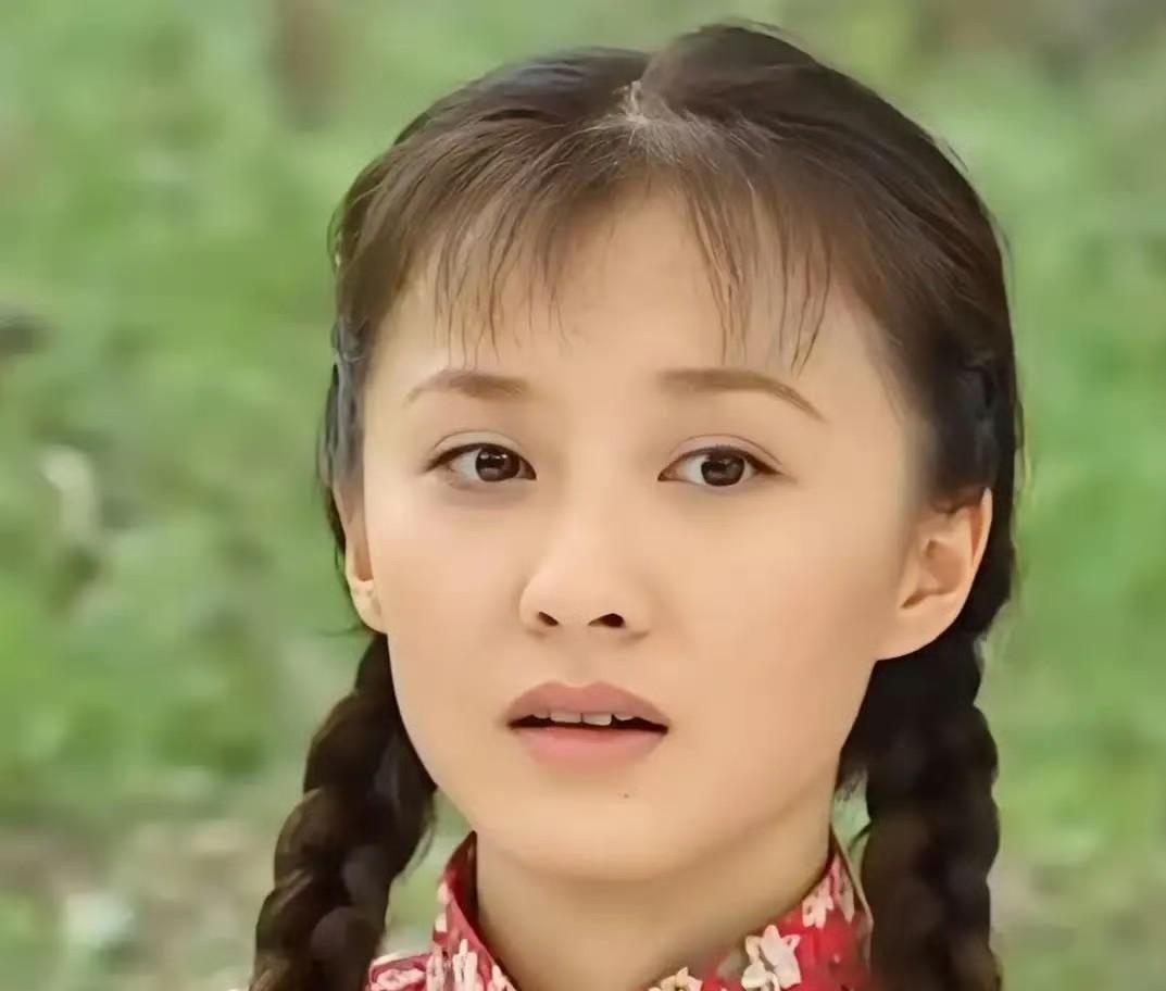 徐露和导演老公云南同游被拍，闪婚20年还这么甜，也挺好嗑！
当年“可云”疯魔演技