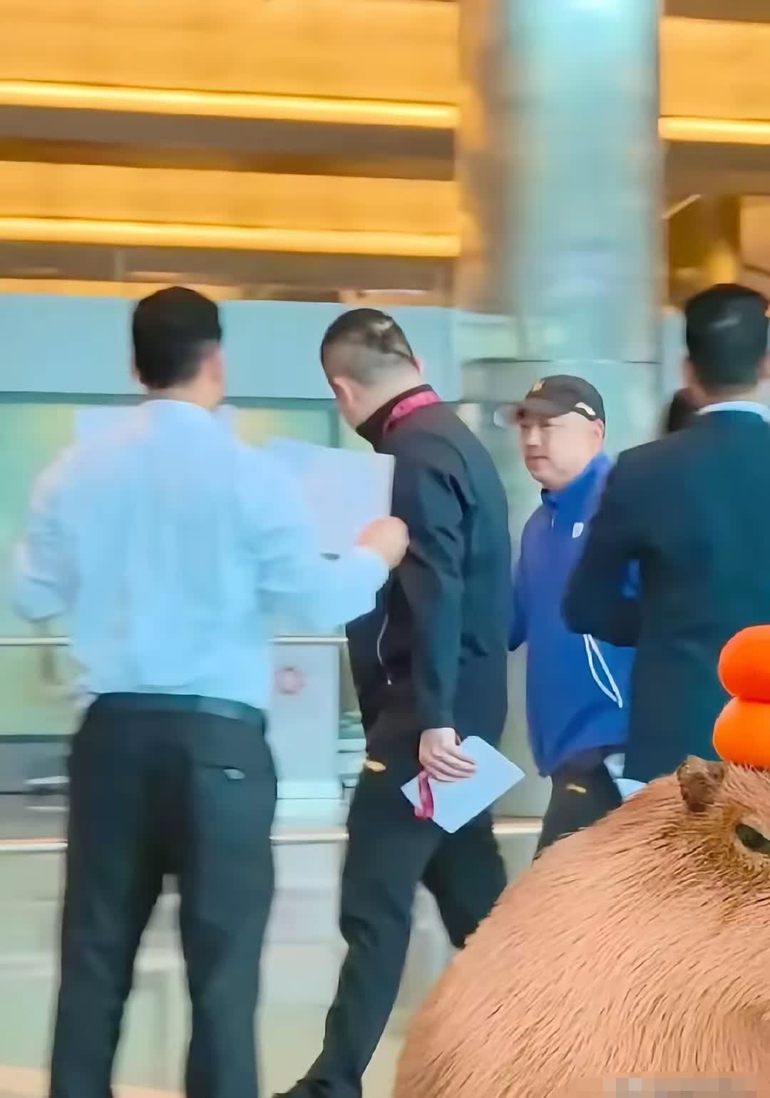 刘国梁平安落地多哈回击谣言！前中国乒协主席刘国梁航班已经飞抵多哈，准备参加国际乒