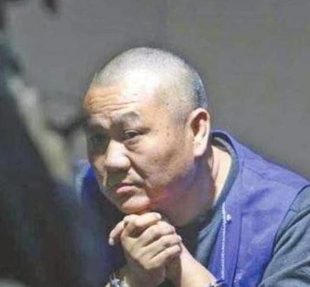 1999年，石二群抢走银行208万元，逃脱后，他脱胎换骨成了亿万富翁，不仅娶了4
