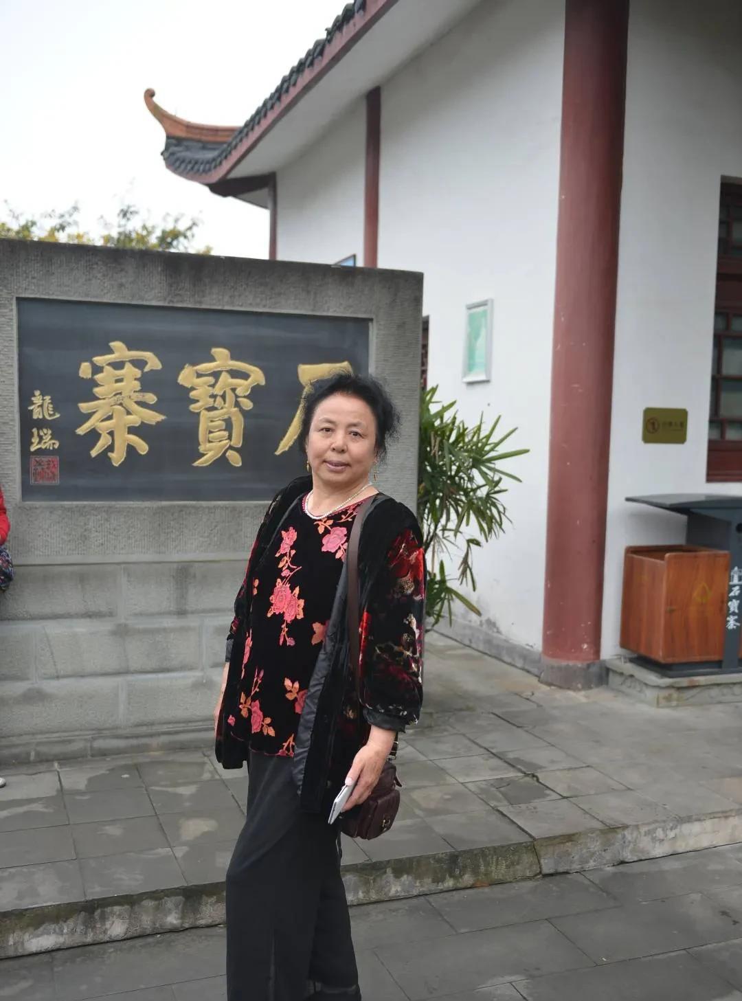 失落的晨光
六点的晨光，洒在案旁
我怀着热望，敲打梦想
字句在指尖流淌
以为能编