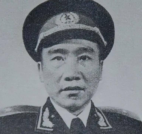 1955 在举行授衔仪式之际，他竟猛地一把扯下肩章，而后扬长离去，紧接着便立下了
