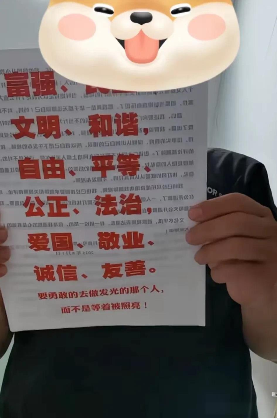 #奔驰司机“亮证”逼对方让路# 
为“逼”让路“亮证”，这不是特权是什么？网友发