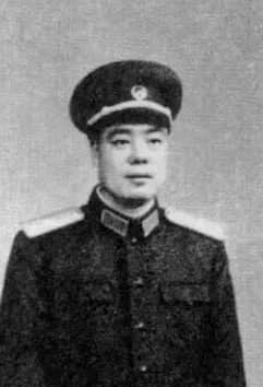 1943年，新四军副营长误入敌人阵地，他见跑不掉了，索性不跑，还大摇大摆地问敌人