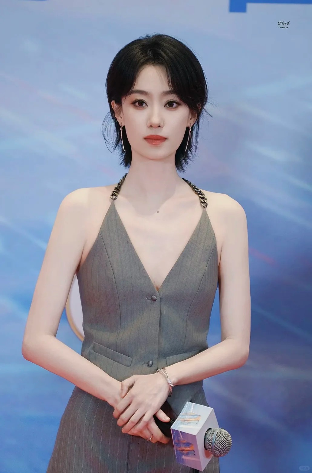 贾玲，马丽，张小斐她们女喜剧人怎么都倒着长啊，越来越好看！