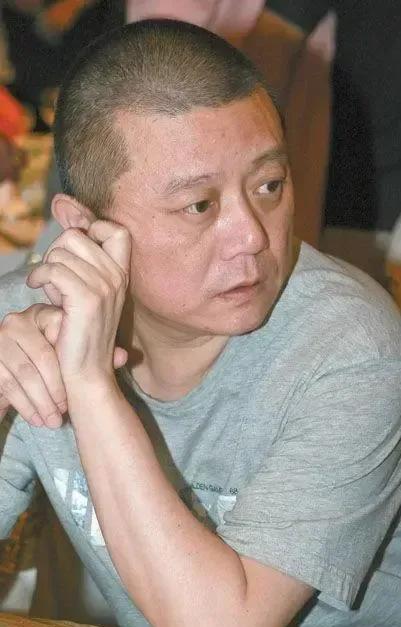 总能碰到些成功人士，他们把自己的过往经历打造成励志传奇，讲述如何从一无所有打拼到如今的荣耀地位。