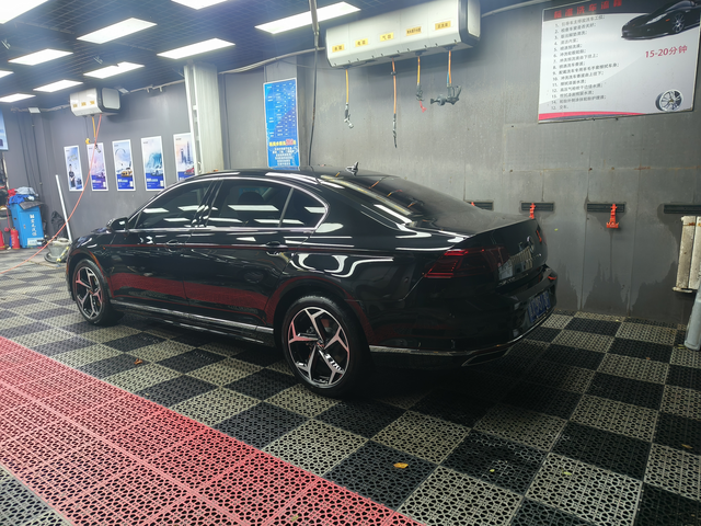 今天说俩缺点
1.这轮毂是致敬奥迪C6的3.2呢吧哈哈😃
2.问什么没有雾灯啦