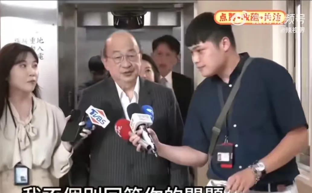 柯建铭又多了一个克星，中天小哥四个问题让它落荒而逃
中天新闻又出了一个战神，善于