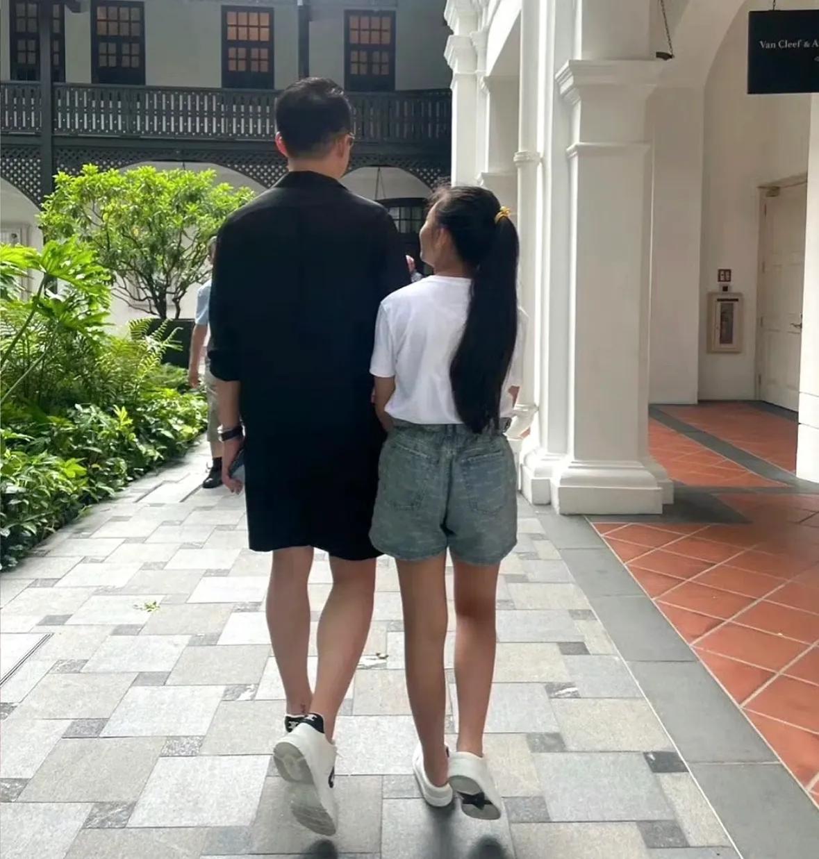 小玥玥才11岁，很少和奶奶见面。
 
张兰气场这么大，一般人都吼不住，不好接近，