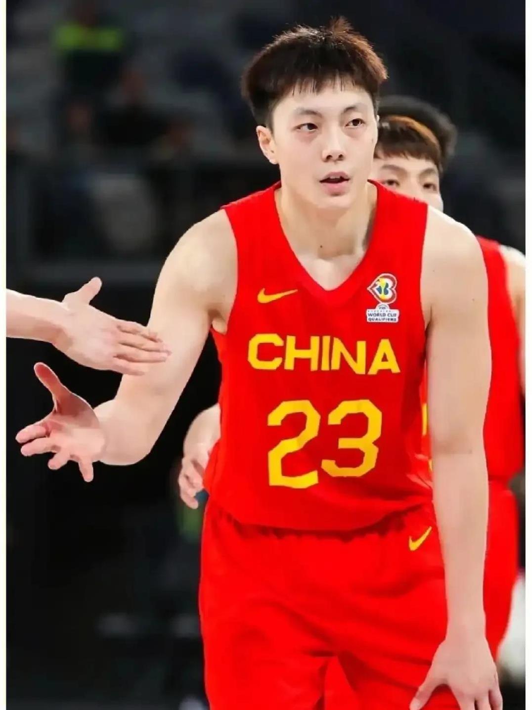 多数媒体人对胡明轩首发7中0，得0分表达了不满。并强烈建议调整首发，打的不好就让