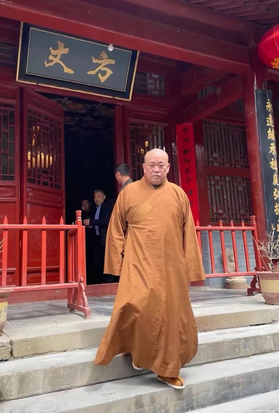 没有非谁不可，一个26年的方丈，换下来只需要2天。
虽然他品行确实有问题，但是有