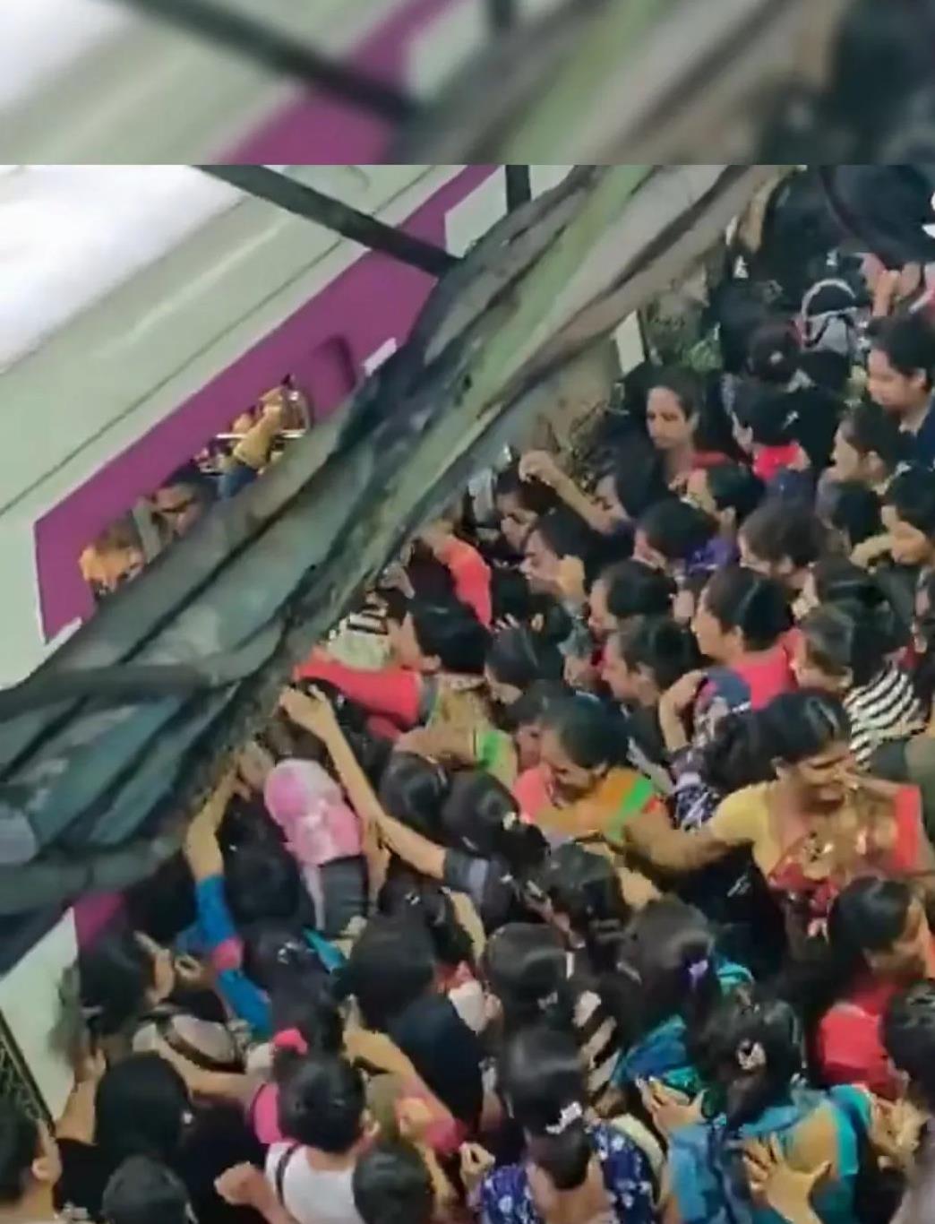这TM才叫人潮涌动，我们大西安地铁与此相比弱爆了，人人紧随但不触碰[大笑]
印度