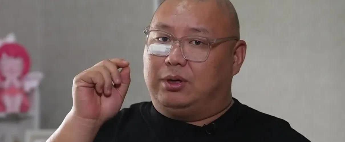 再一次为南京胖哥落泪！他曾挺身而出制服歹徒，不幸被捅伤，失去肛门功能。女儿出生被