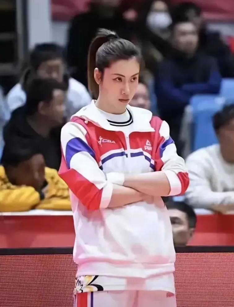 丫姐陈晓佳的无奈，江苏南钢唯一控卫胡鑫宇受伤离场，就预示已经失去了8进4的机会，