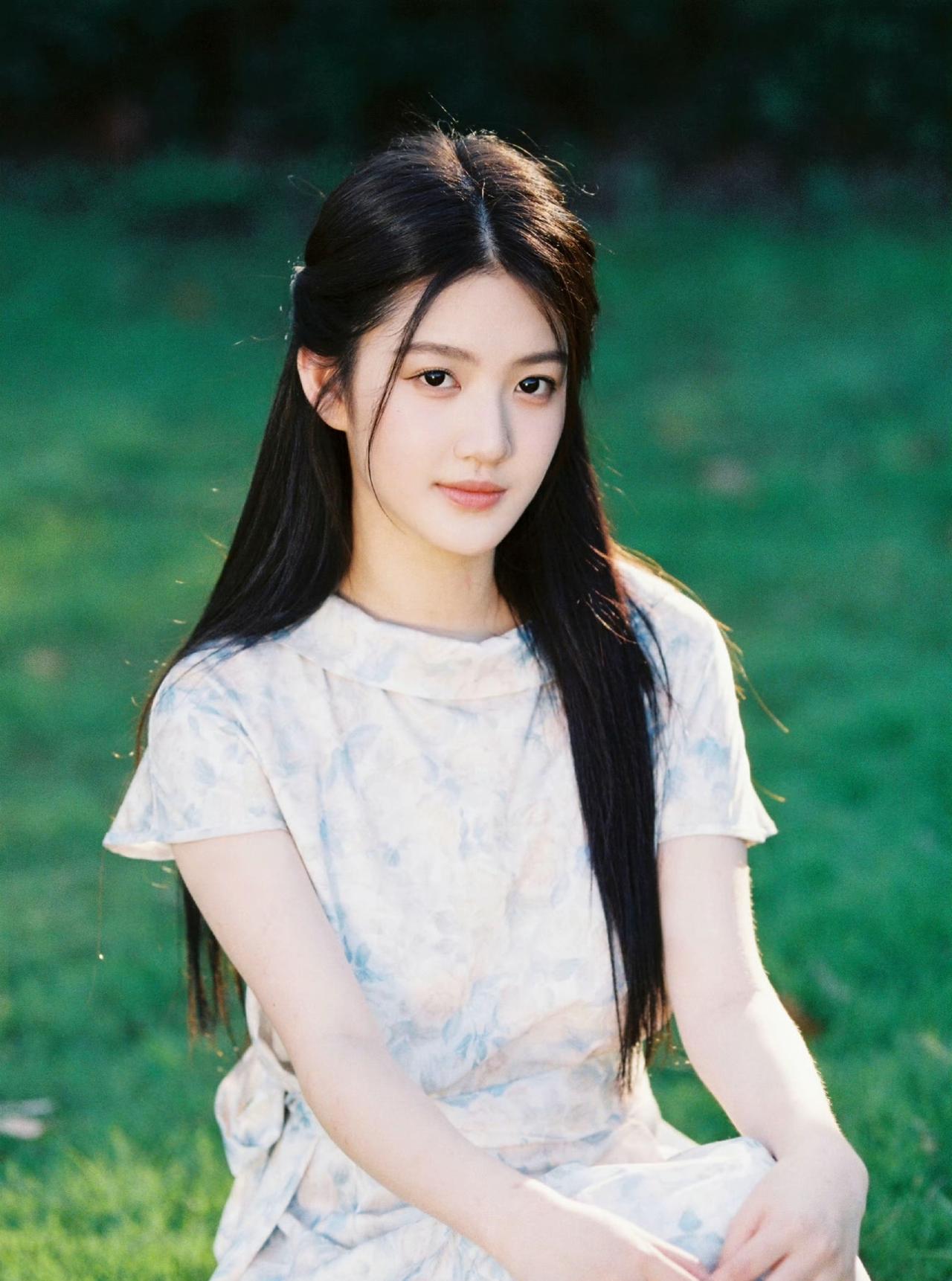 温柔少女，静坐绿草，清风拂面，岁月静好。