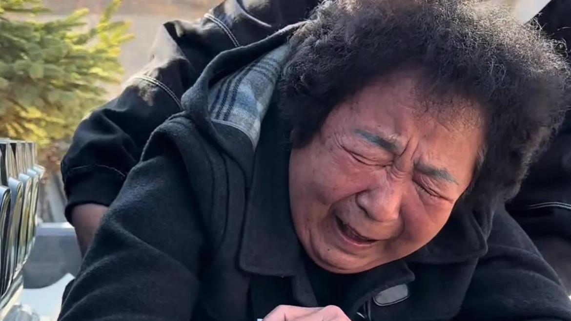网红田姥姥看望过世老伴，一句我可想你了让人破防