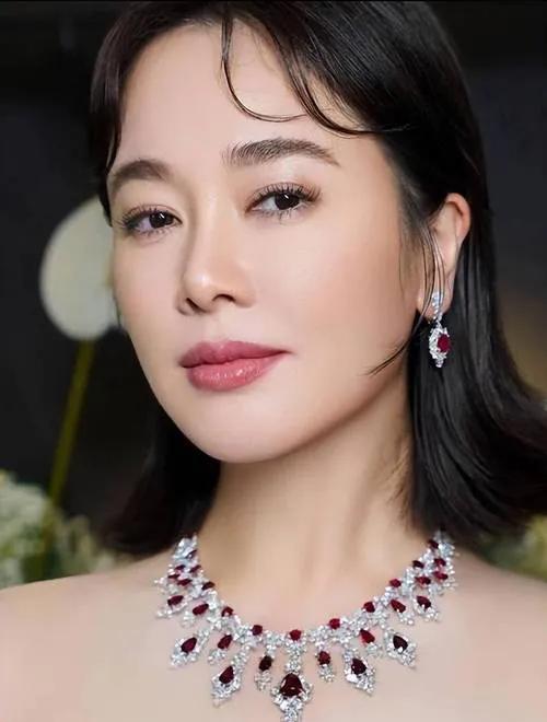 48岁左小青教跳广场舞活力四射
48岁的左小青近日现身广场，化身舞蹈老师教跳广场