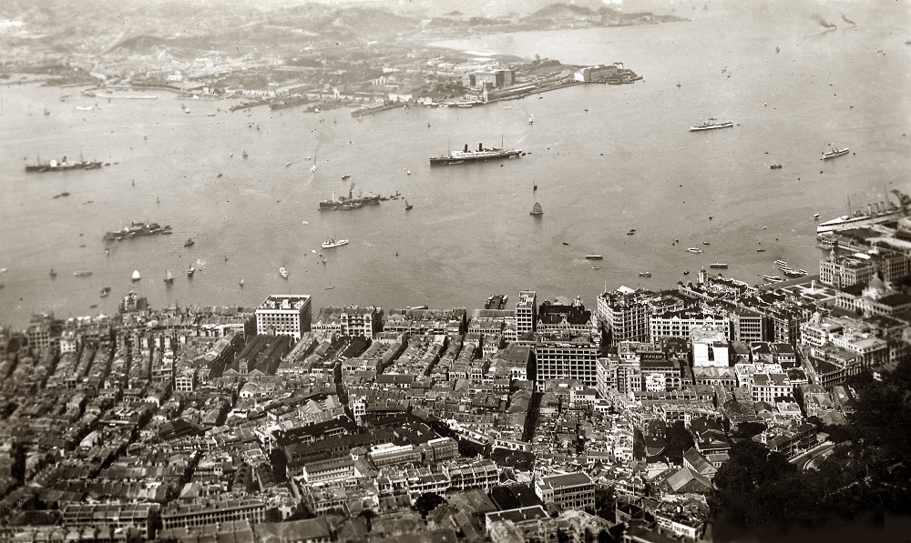 约1930年香港，从山顶俯瞰海港 。