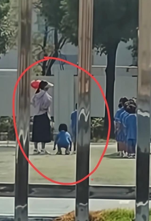 这位老师又倒霉了！因为体育课上一个小女孩不守纪律，她让这个女孩子蹲五分钟。
后来