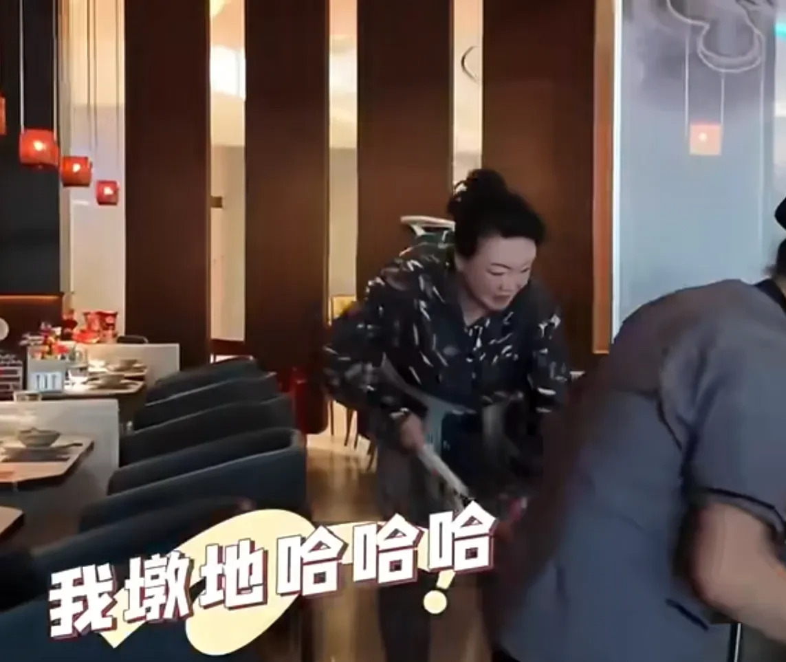 张兰餐厅打工自称轻松











天哪！你敢信？曾经叱咤风云的张兰居然