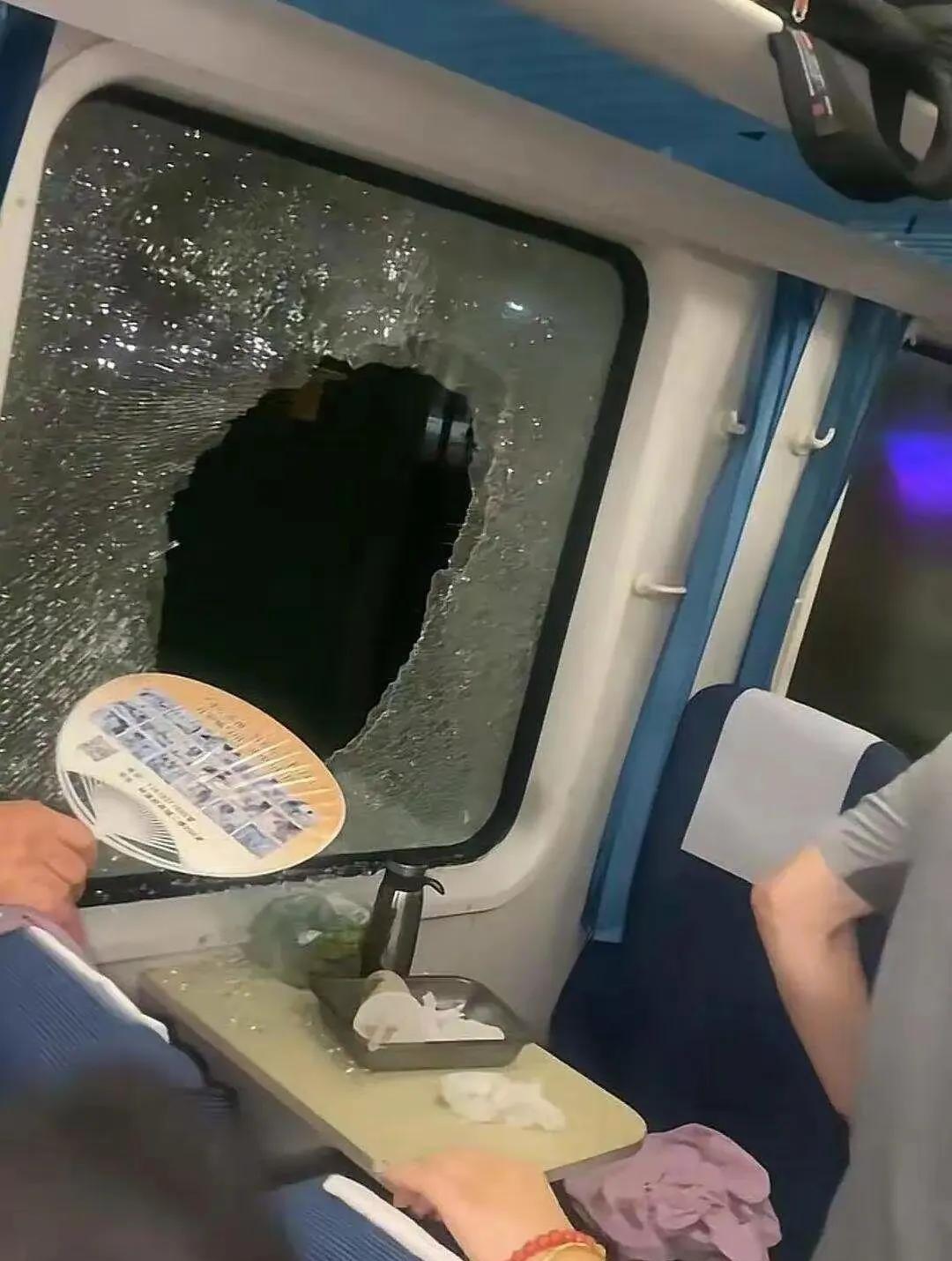 男子砸火车窗户后续：没有被拘留，只是批评教育了一下就让人走了，因此男子是不用对玻
