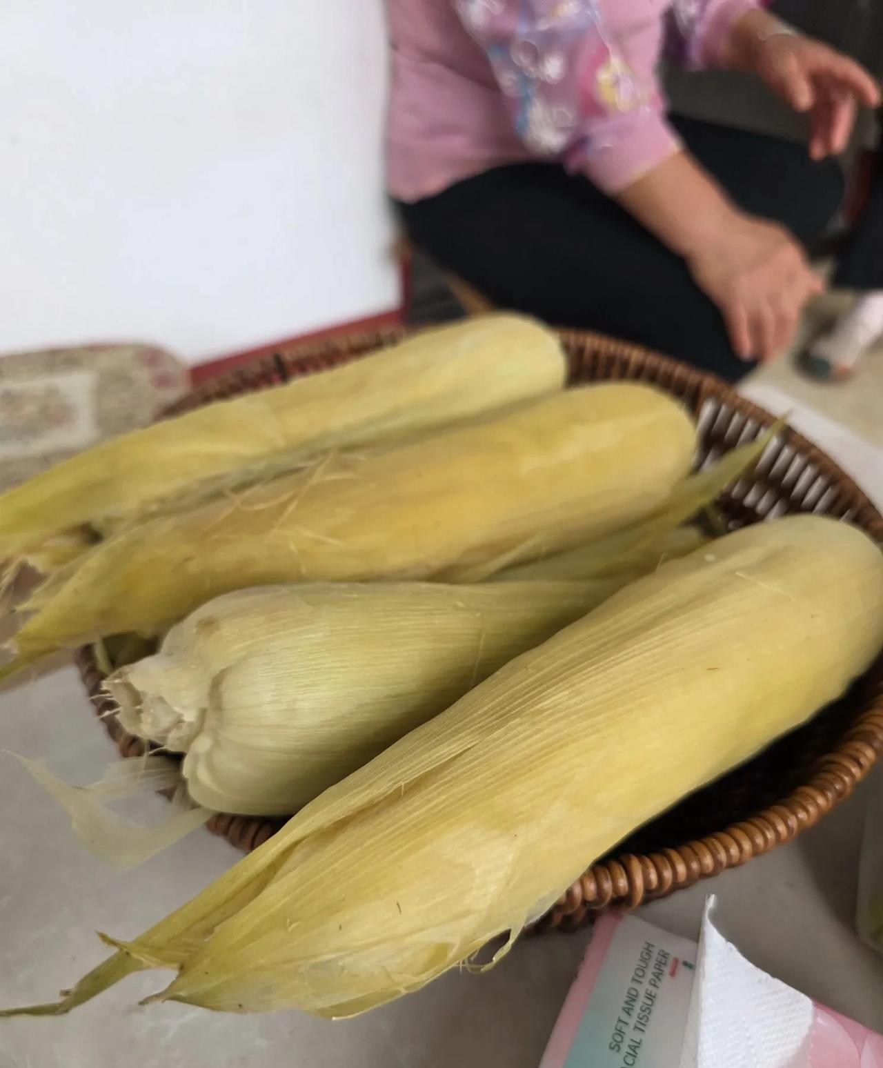 乡村叙事：晚饭新鲜玉米和豆角馅饼……
下午六点，南邻婶子端来刚出锅的玉米，很嫩，