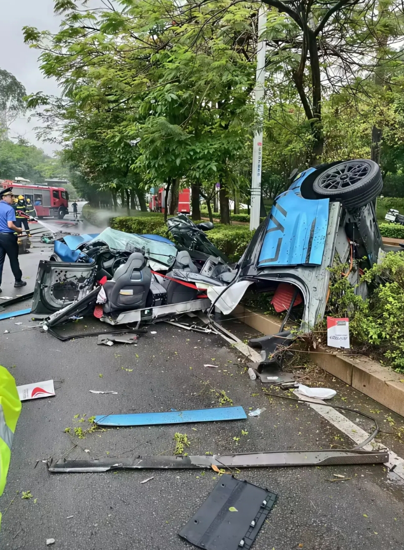这是什么车，撞散架了，听说司机没事，去车保帅？