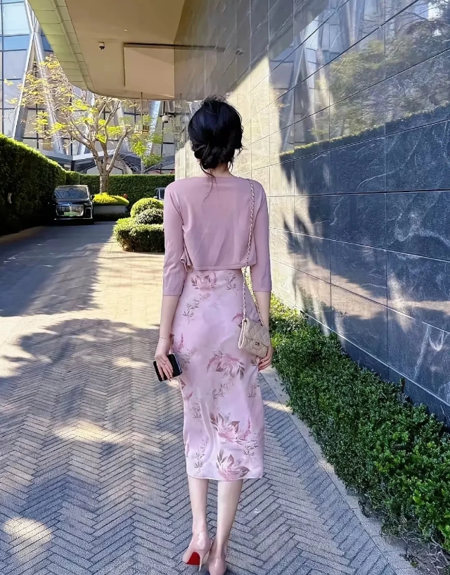 冯唐说：“女人要多给自己添置新衣服。”

因为衣服是有能量的。衣服的能量，每穿几