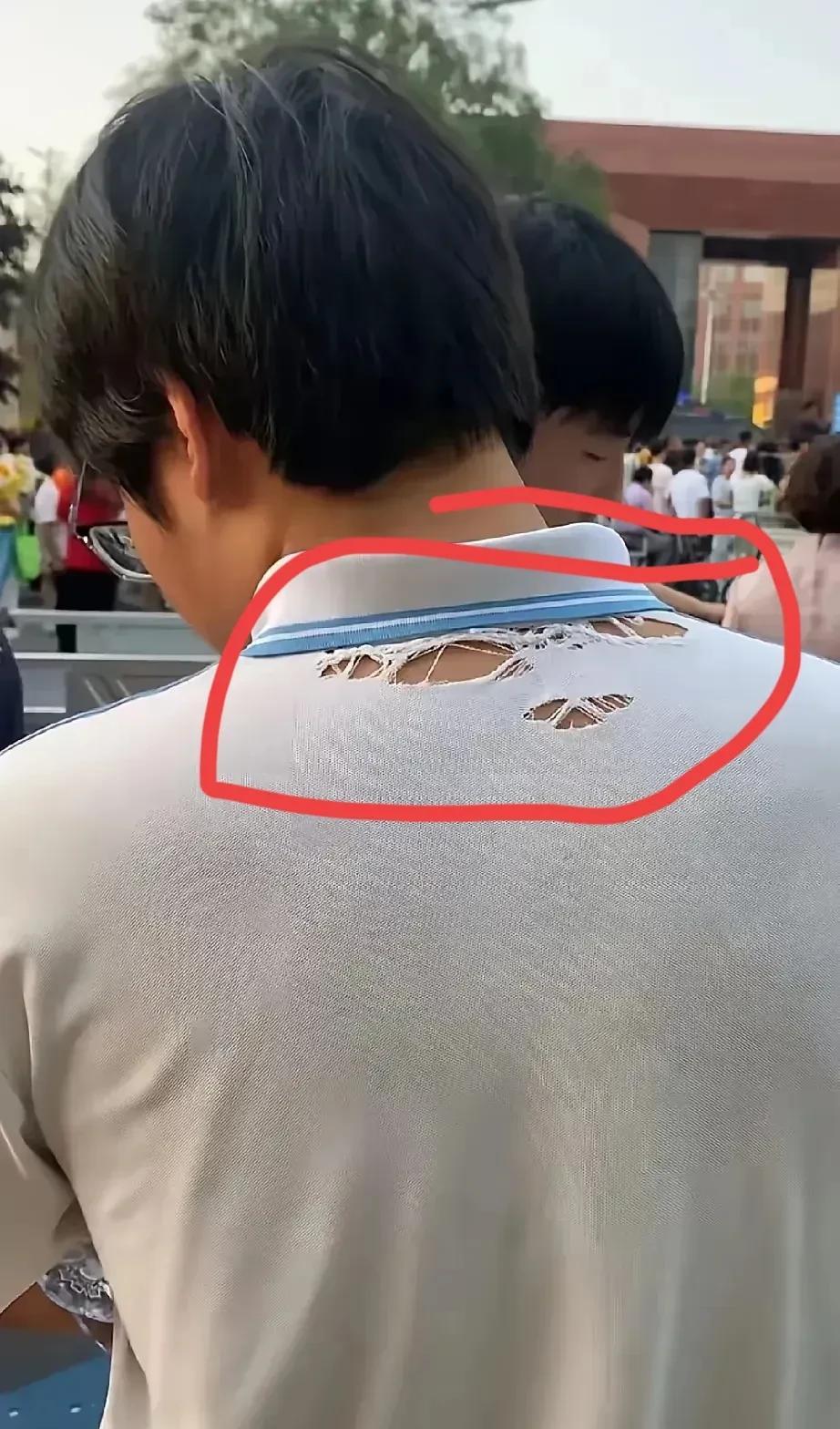 高考结束，全网都在找这个男孩子。



2025年全国高考，一位身穿旧T恤的考生