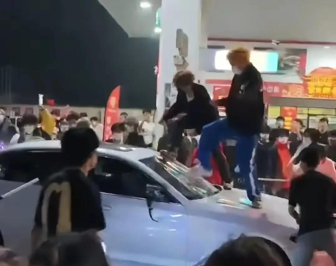 谁能想到世界上最安全的国家中国，居然在多人围观的情况下，几十人手持器械打砸汽车和
