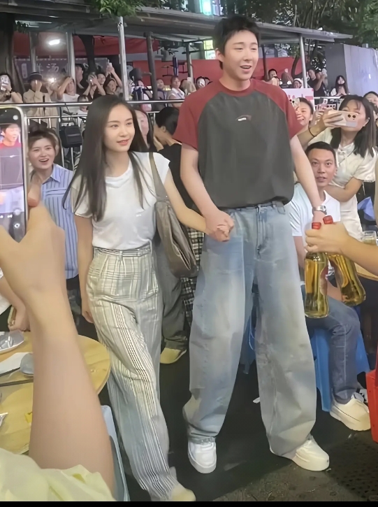 突然发现个子太高了也不是很好看啊！尤其是站在个子不高的人群中，这样会直接会把大高