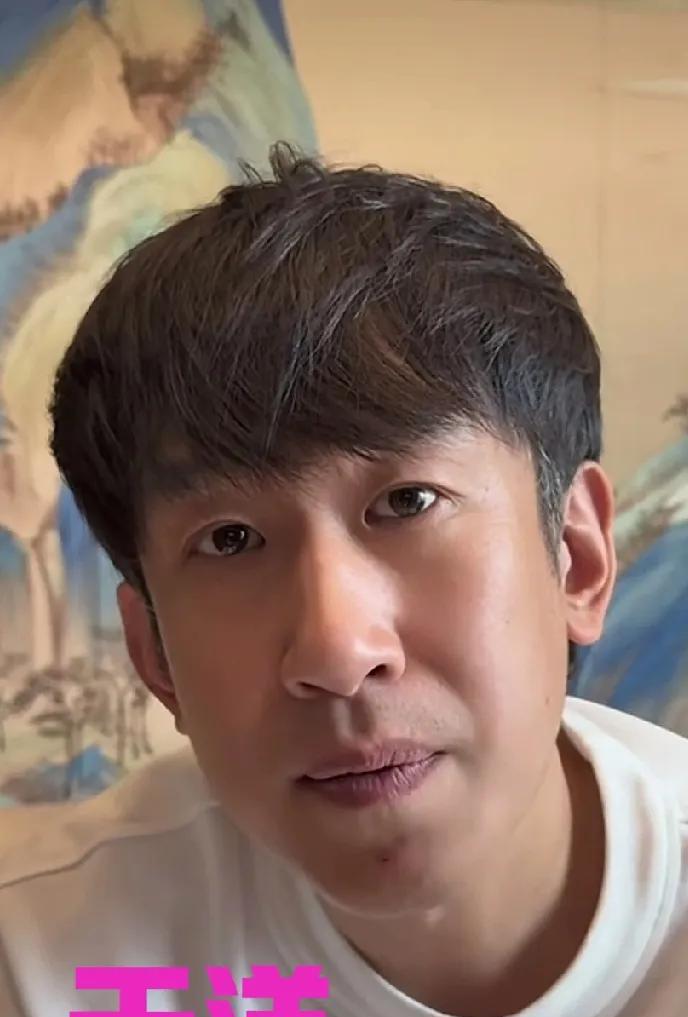 你们盯着这张图片看，然后告诉我，于洋是不是像一个韩国明星？就是曾经参加过跑男的那